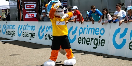 Das Maskottchen der Tour de Suisse, «Tourli», sorgt für gute Stimmung und spendet auch mal Trost, wenn es sein muss.