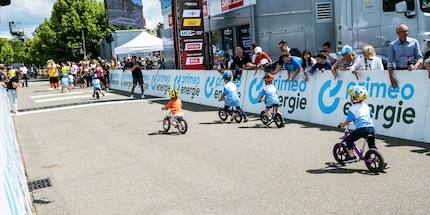 Auch die Kleinsten geben alles. Fährt hier der nächste Stefan Küng oder Marc Hirschi über die Ziellinie der Tour de Suisse?