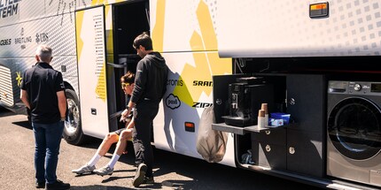Die Ruhe vor dem Sturm am Start beim Teambus mit eigener Kaffe- und Waschmaschine. Die Solarpanels auf dem Dach versorgen den Bus bei Bedarf mit mehreren Stunden Strom, ohne dass der Motor läuft.