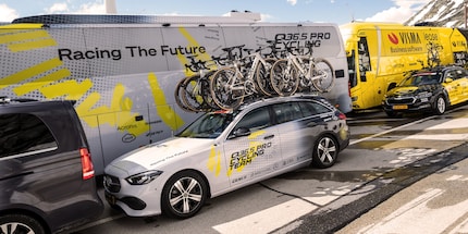 Das Teamfahrzeug des sportlichen Leiters und der Mannschaftsbus vom Q36.5 Pro Cycling Team am Ziel auf dem Gotthardpass.