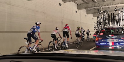 Fahrer um Fahrer verlieren den Anschluss ans kleiner werdende Hauptfeld. Darunter auch der Schweizer Marc Hirschi vom Team UAE mit der Nummer 177.
