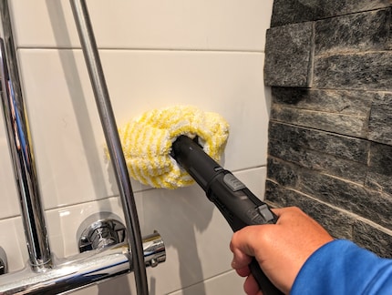 Plättli kann ich super reinigen, Glastüren gehen auch, aber weniger gut.