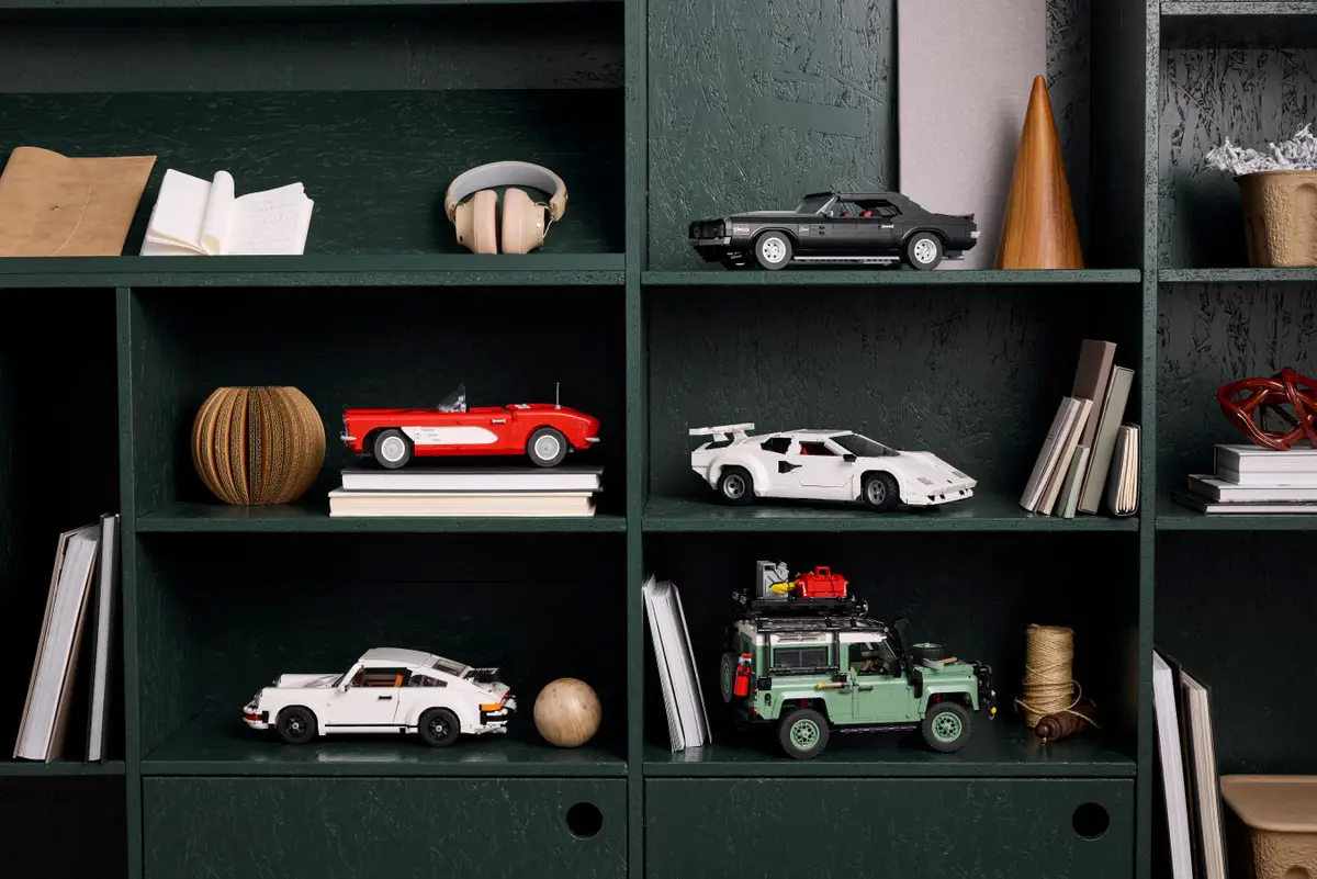 Der Lamborghini Countach macht sich im Regal gut neben den anderen Autos der Lego-Icons-Serie.