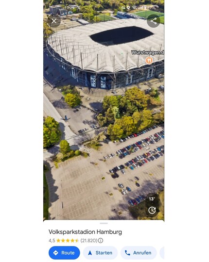 Ein Blick auf den Eingang im Nordwesten des Hamburger Volksparkstadions. Davor ist einer der Parkplätze zu sehen.