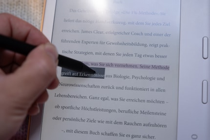 I like to highlight important passages in a book. However, this is only possible by holding down the button on the stylus. Not the best solution.