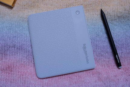 The back: a patterned silver-grey.