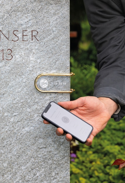«Gravestone 2.0» kann an einem Grabstein befestigt werden.