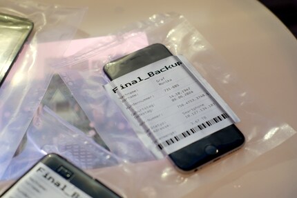 Abschied im digitalen Zeitalter: Mit «Final_Backup» ersetzt ein geschmackvolles Urnen-Design das Smartphone.