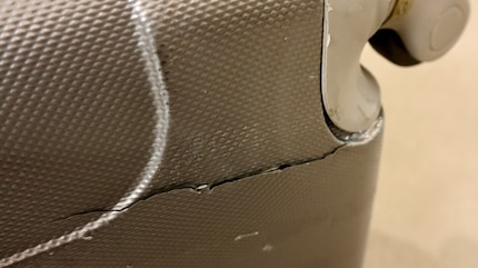 Gerissen und nicht mehr flugtauglich: Vom Koffer werde ich mich trennen, er kann andernorts noch nützlich sein.
