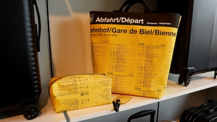 Eine Upcycling-Tasche aus ausgemusterten Bahnplakaten, die Zugreisenden gefallen könnte.