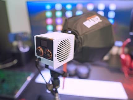 Small box, big effect – the video light floods an entire room with light.