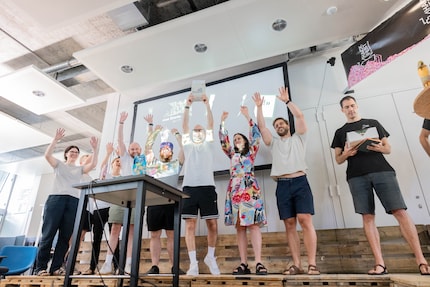 Die Gewinner des «Founders' Prize» jubelten und erhielten unter anderem auch das Handbuch zu Access 2000 aus dem Eigentum der Digitec-Gründer als eine Art Wanderpokal.