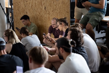 Die Abstimmung zum Publikumspreis zwang die Zuschauerinnen und Zuschauer an die Smartphones.