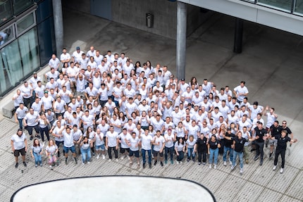Gruppenfoto im «Hackfest»-Shirt: Das waren die Teilnehmerinnen und Teilnehmer.