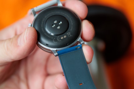 No tools are required to change the wristbands.