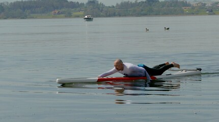 Die Ruhe ganz nah am Wasser geniessen: Beim Prone Paddling kannst du es sportlich oder entspannt angehen lassen.