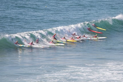 Mit Power durch die Brandung: Wettkämpfe im Prone Paddling sind in Australien beliebt.
