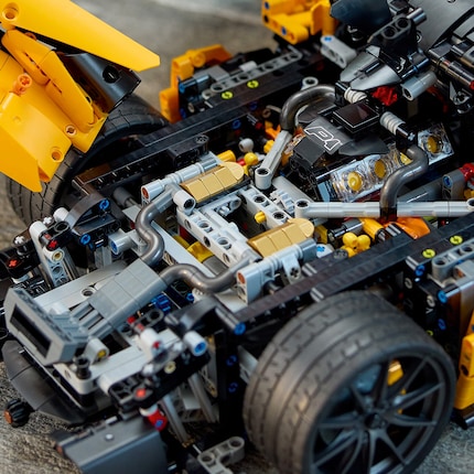 As you would expect from Technic sets, there are many details hidden under the bonnet.