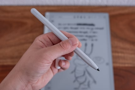 The stylus included with the e-reader has a nice feel to it when you’re writing.