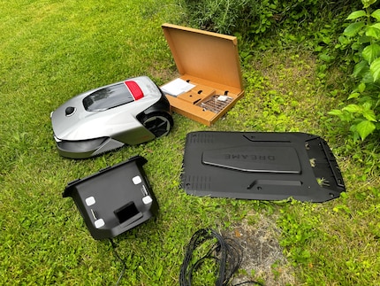 The robot, instructions and charging station – all there is in the package.