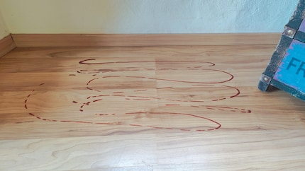 Als hätte unsere Tochter den Boden mit Ketchup bemalt. Dabei war ich es.