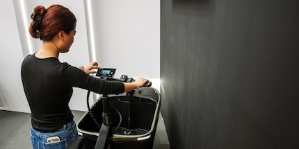 Freda Lu von Tarran mit dem Prototyp des «T1 Pro» auf der Eurobike in Frankfurt.