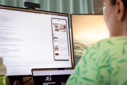 Jasmin schaut, wie ihr neuer Codeeintrag direkt in der App funktioniert.