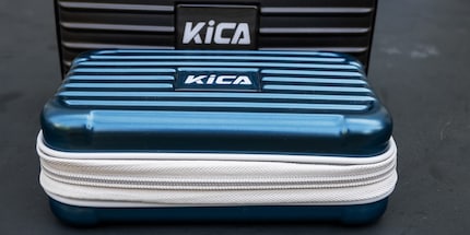 ... im praktischen blauen Transportscase.