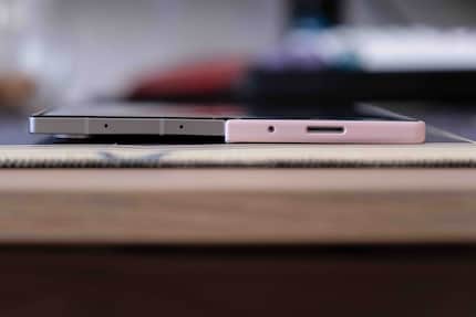 If I want to put the smartphone on the table to write, I have to remove one side of the case, otherwise the device wobbles.