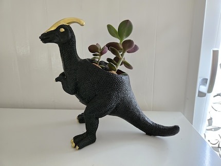 All the fine scales are still visible on this black dinosaur. Only the paws and tail are blurred.