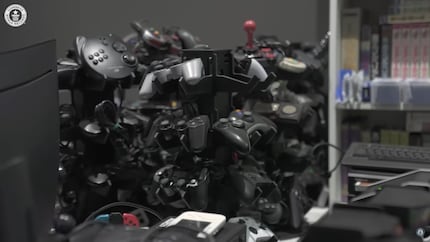 Mehrere Spindeln halten die zahlreichen Game Controller.