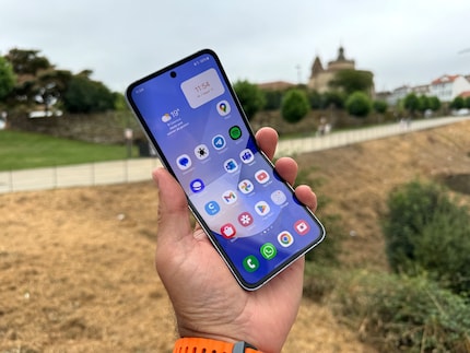 Das Flip 6 ist ein Smartphone in normaler Grösse, das sich in der Mitte falten lässt.