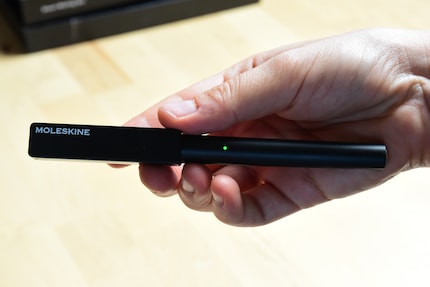Green and good to go! The Smart Pen is charged and paired with my smartphone.