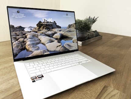 Neben dem neuen AMD-Chip verfügt das Asus Zenbook S 16 über ein grosses 3K-OLED-Display im 16:10-Format und viele Anschlüsse.