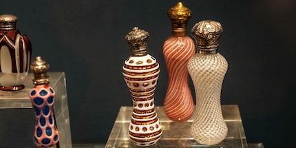 Flakons aus dem 19. Jahrhundert werden im Musée International de la Parfumerie ebenso gezeigt ...
