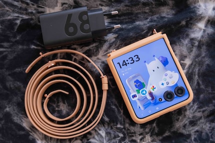 Mit dem Motorola Razr 50 Ultra bekommst du passende Hülle und Umhängeband gleich dazu.