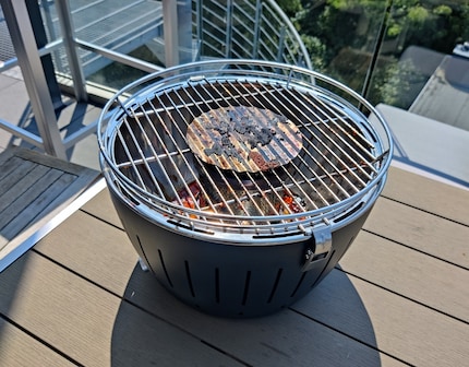 This is what the Lotusgrill looked like in the aftermath of our barbecue.