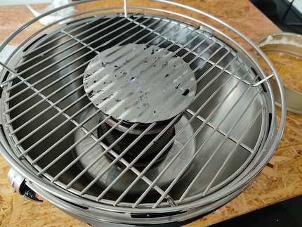 I couldn’t get rid of all of the residue left on the centre of the grate, above the charcoal container.