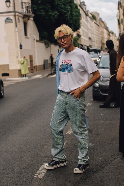 T-Shirt, Sneaker und Glitzer-Jeans in Paris.