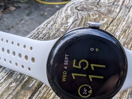 So sieht die Pixel Watch 2 bei mir nach einem Jahr aus. Die Pixel Watch 3 ist mit dem gleichen Gorilla Glass 5 ausgestattet.