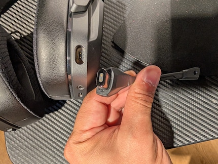 Das Mik ist magnetisch und lässt sich einfach abnehmen.