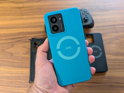 Diese Hülle rüstet Wireless Charging nach, zwar nur mit fünf Watt, aber immerhin mit magnetischer Halterung.