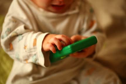 In zahlreichen Haushaltsgeräten und Alltagsgegenständen befinden sich Knopfbatterien, die Kinder problemlos entnehmen können.