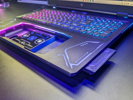 Die ausfahrbaren Lautsprecher befinden sich seitlich vom Touchpad.