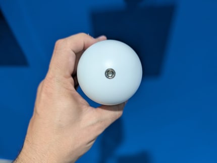 There is a screw thread, but the camera also adheres magnetically.