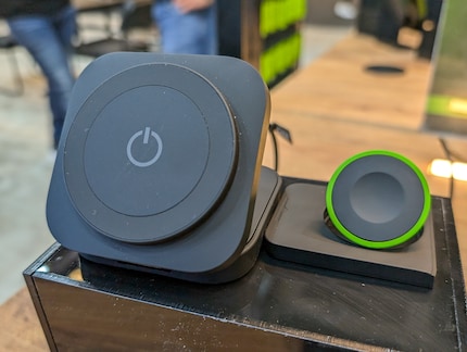 Bei Goui nimmt man den Ladepunkt für die Apple Watch ab und verstaut sie unten im Gehäuse.
