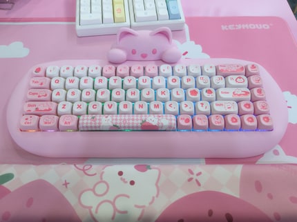Das rosa Keyboard Yunzii C68 kommt in Begleitung einer süssen Katze.