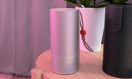 Kein Witz, sondern ein präsentiertes Feature: Ziehst du den Projektor etwas heraus, ohne die Linse nach aussen zu drehen, kannst du den MoGo 3 Pro auch als Stehlampe benutzen.