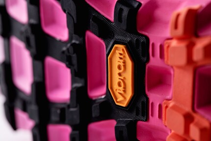 The structure of the sole, developed jointly with Vibram, adapts to terrain and provides grip.