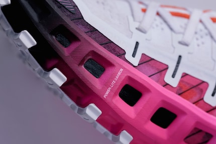 The upper material and sole aren’t glued or sewn together, but are built on top of each other in a patented construction.